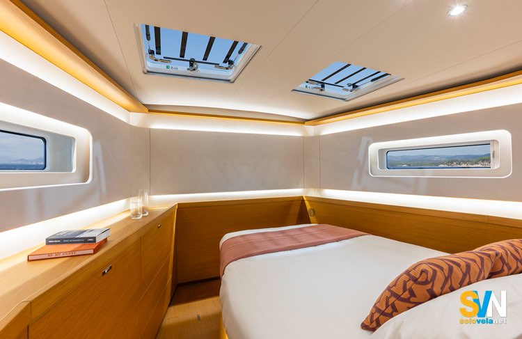 La cabina armatoriale a prua del First 60 con il letto che da le spalle alla dinette