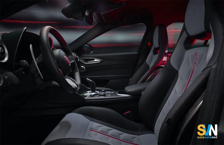 Gli interni di Giulia Quadrifoglio Luna Rossa, richiamano i colori del team velico che rappresenterà l'Italia nella prossima Coppa America