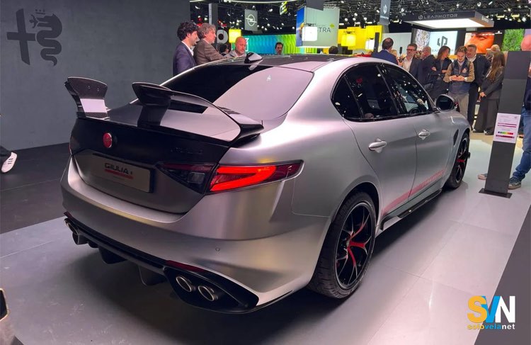 Giulia Quadrifoglio Luna Rossa vista di dietro dove si vede l'alettone derivato dagli studi sui foil di Luna Rossa