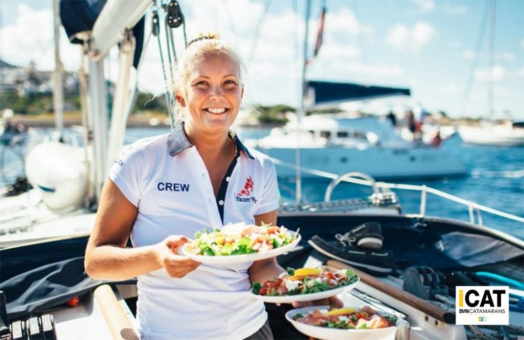 L'hostess può essere una figura fondamentale a bordo di una barca a patto che ci siano gli spazi