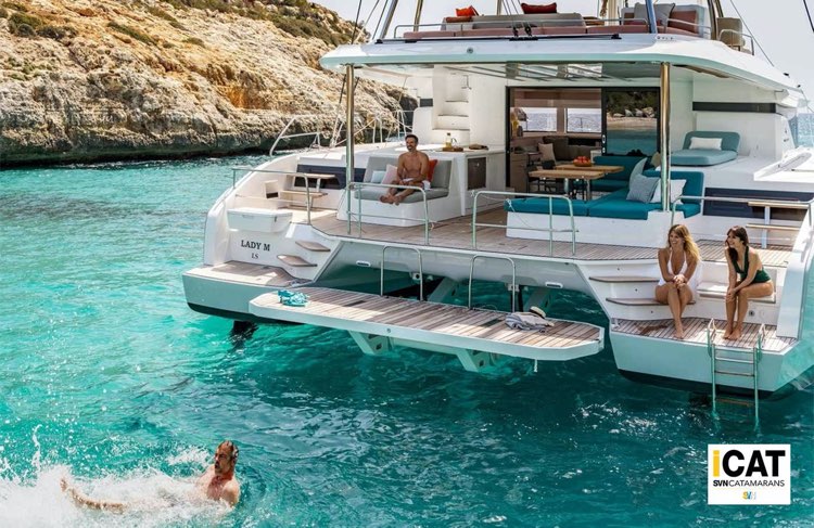 Lagoon 55 della LInea First LIne di NSS Charter con base a Cala dei Sardi in Sardegna, la barca ospita 8 persone e ha due persone di equipaggio