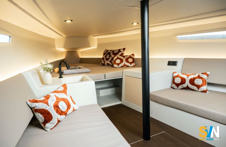 Gli interni del Saffier SE 28 Leopard