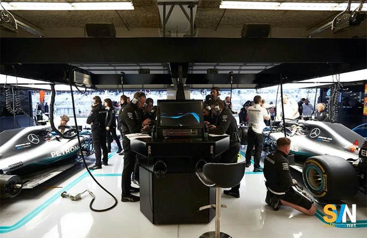 Il Team Mercedes durante un momento di una gara