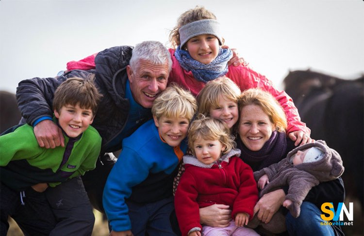 Dario e Sabine Schwörer con i loro figli: una famiglia cresciuta tra mare, terre remote e lunghi periodi di navigazione, con la barca come casa e il viaggio come scelta di vita