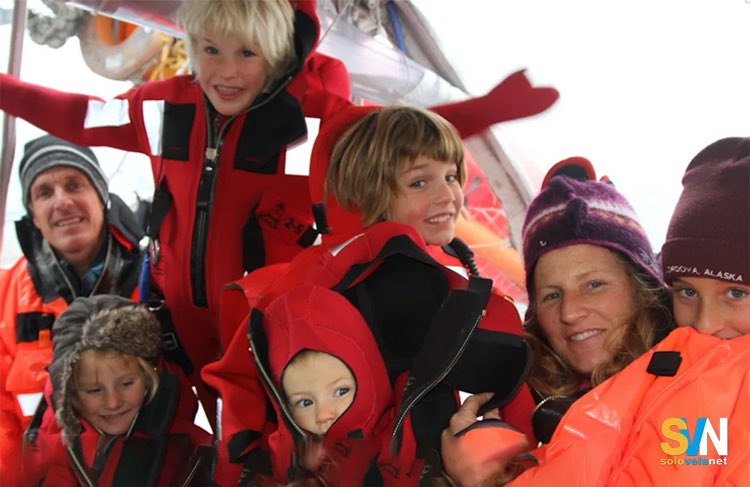 A bordo durante una navigazione in acque fredde: i figli degli Schwörer imparavano fin da piccoli a vivere il mare, adattandosi a condizioni estreme che fanno parte della quotidianità della spedizione oggi la loro vita da adulti è fortemente influenzata da queste esperienze