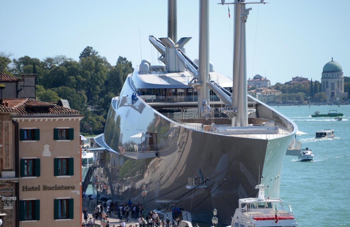 A, il gigayacht lungo 119 metri e costato 400 milioni di dollari di Andrey Melnichenko