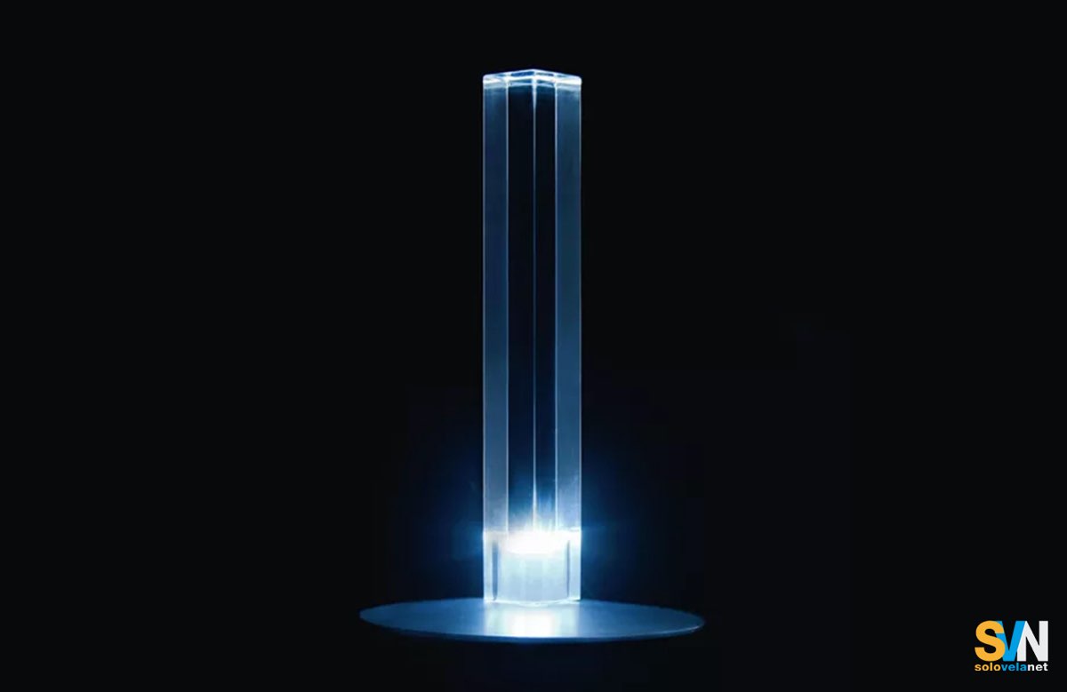 Cand-Led di Oluce, lampada da tavolo a luce diffusa con LED