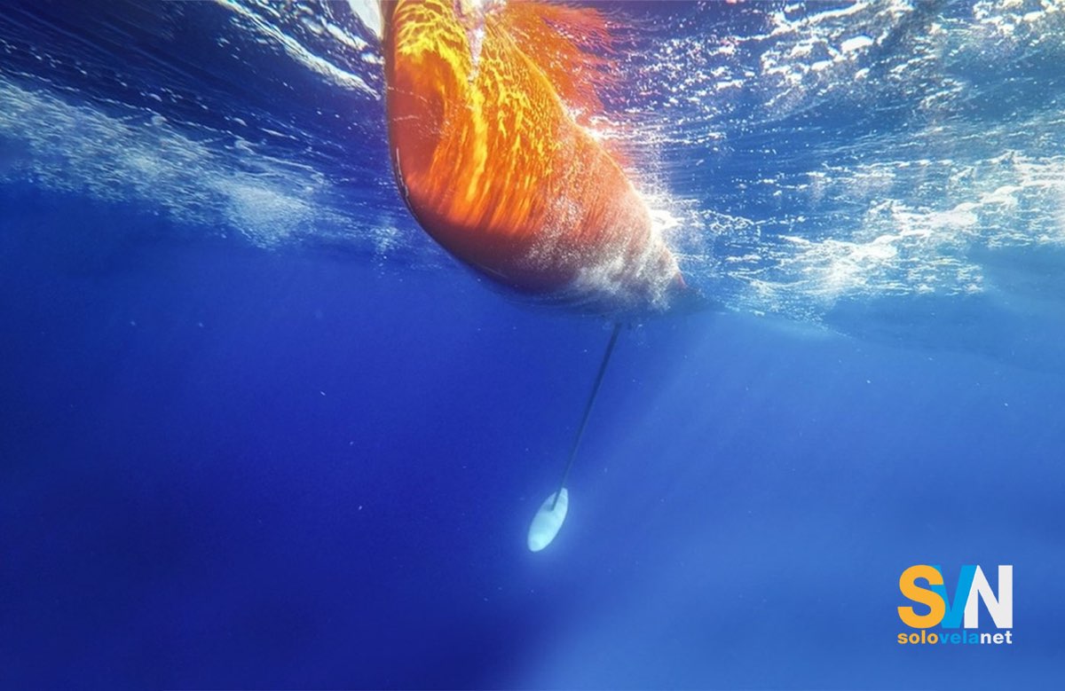Qui vediamo una carena da regata stretta e piatta con una canting keel