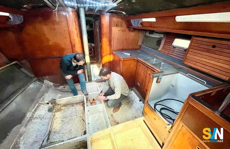 Un monto dell ristrutturazione di una imbarcazione nel cantiere di Reboat