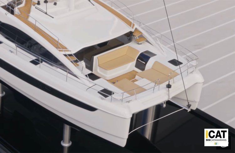 L'Aquila 50 Sail non ha reti, tutto lo spazio di prua è pozzetto. IN questo si aprono gli ingressi alle cabine di prua