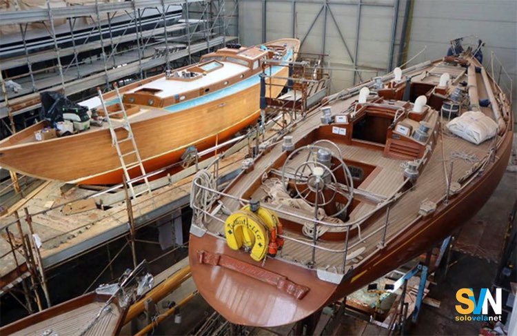 Reboat lavora su barche di legno , vetoresina e alluminio