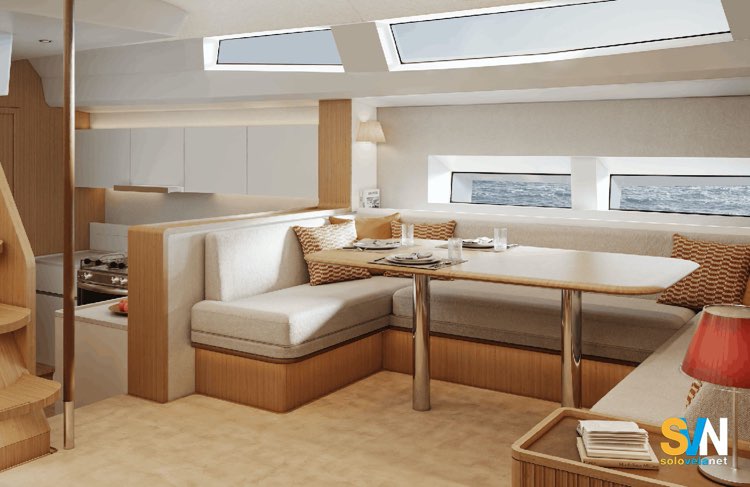 La dinette del CNB 68: salone luminoso con ampie finestrature laterali e tuga panoramica, cucina a murata e layout pensato per favorire la convivialità durante la navigazione e all’ancora