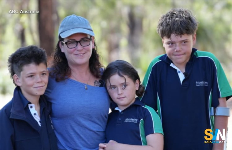 La famiglia Appelbee: la madre e gli altri due figli, Beau di 12 anni e Grace  di 8 anni e a destra Austin con le stampelle che lo hanno aiutato a camminare per alcuni giorni per il tempo di riprendersi completamente dall'immane sforzo che aveva fatto per salvare i suoi