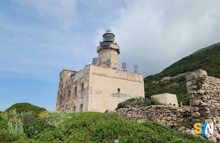 Il faro di Punta Libeccio sull'isola di Marettimo alle Egadi
