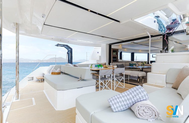 Il pozzetto del Leopard 52 completamente aperto verso poppa