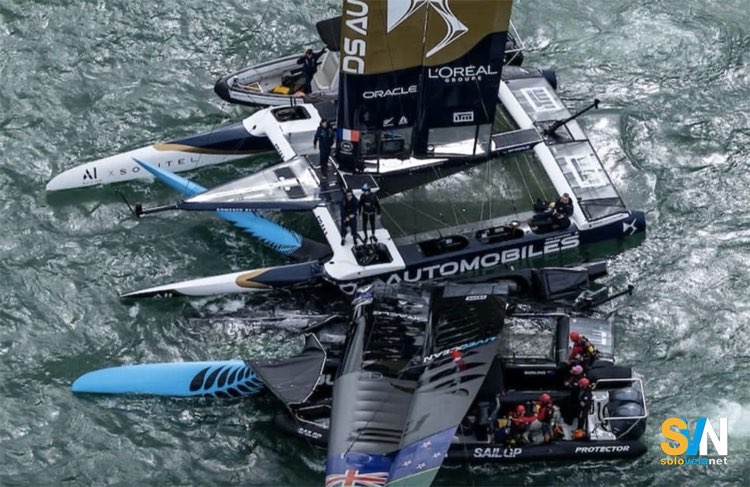 Come si vede dall’ immagine è evidente che il team francese è salito sopra alla barca del team neozelandese procurando non pochi danni a entrambi