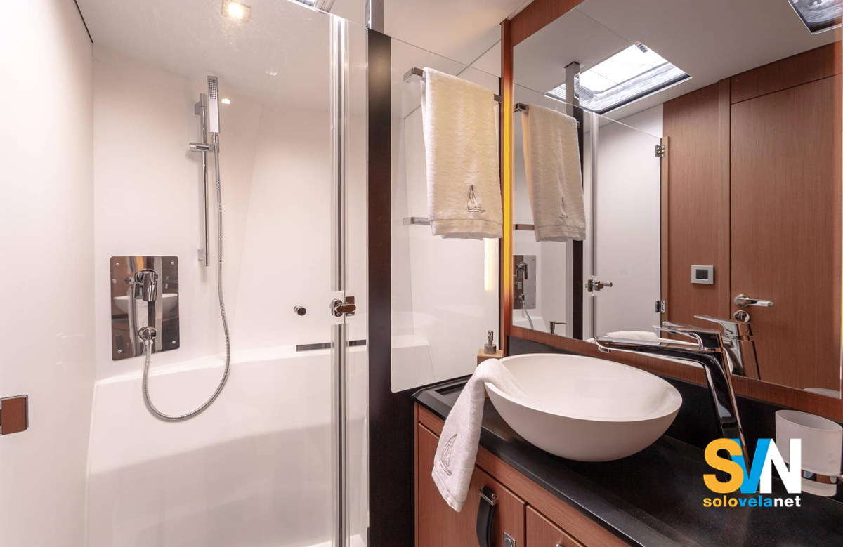 Uno dei bagni del Jeanneau Yachts 60