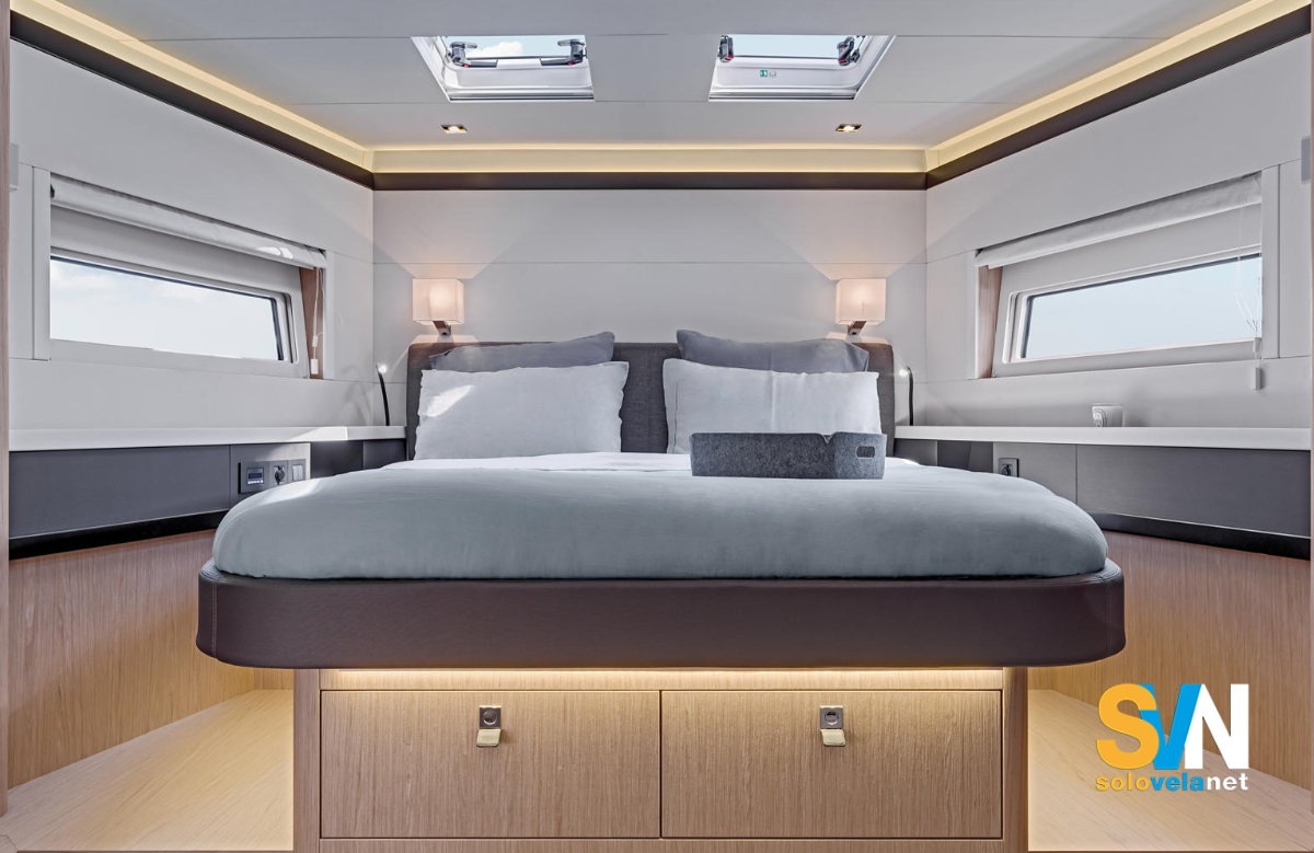 La cabina armatoriale di prua dell'Oceanis Yacht 62