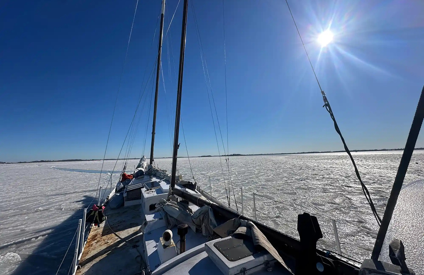 Sara G bloccato tra i ghiacci sulla costa atlantica del nord degli Stati Uniti