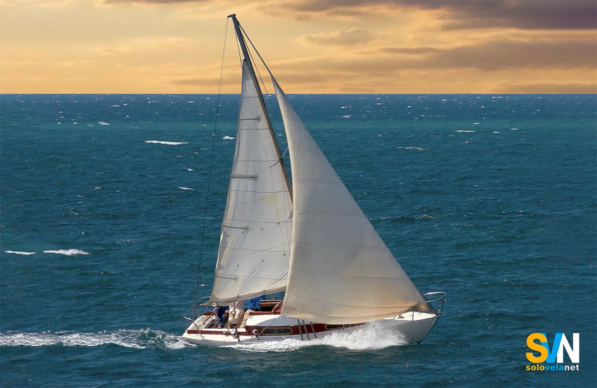 Con 20 nodi di apparente questa barca naviga in equilibrio perfetto. Una mano di terzaroli e il fiocco appena rollato