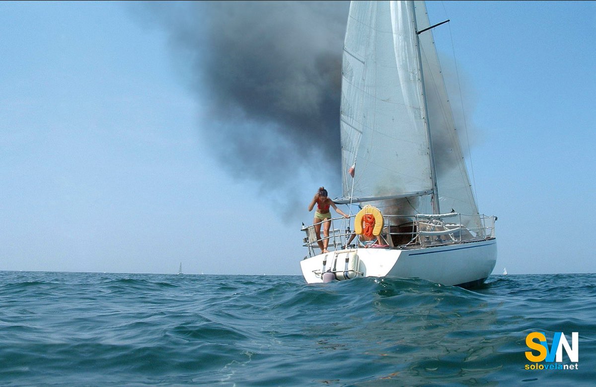 All'interno della barca si è sviluppato un incendio, laprima cosa metter ein sicurezza l'equipaggio