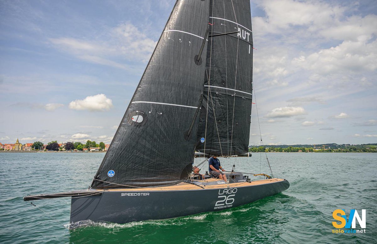 Il Lago 26 Speedster in navigazione con randa e fiocco autovirante: linee tese, bordo libero contenuto e impostazione sportiva per questo daysailer di 8 metri