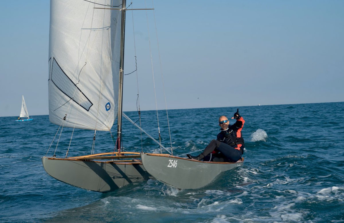 Il Patín a Vela è un catamarano leggero nato sulle spiagge della Catalogna: non ha timone né deriva e la direzione si controlla spostando il peso del velista