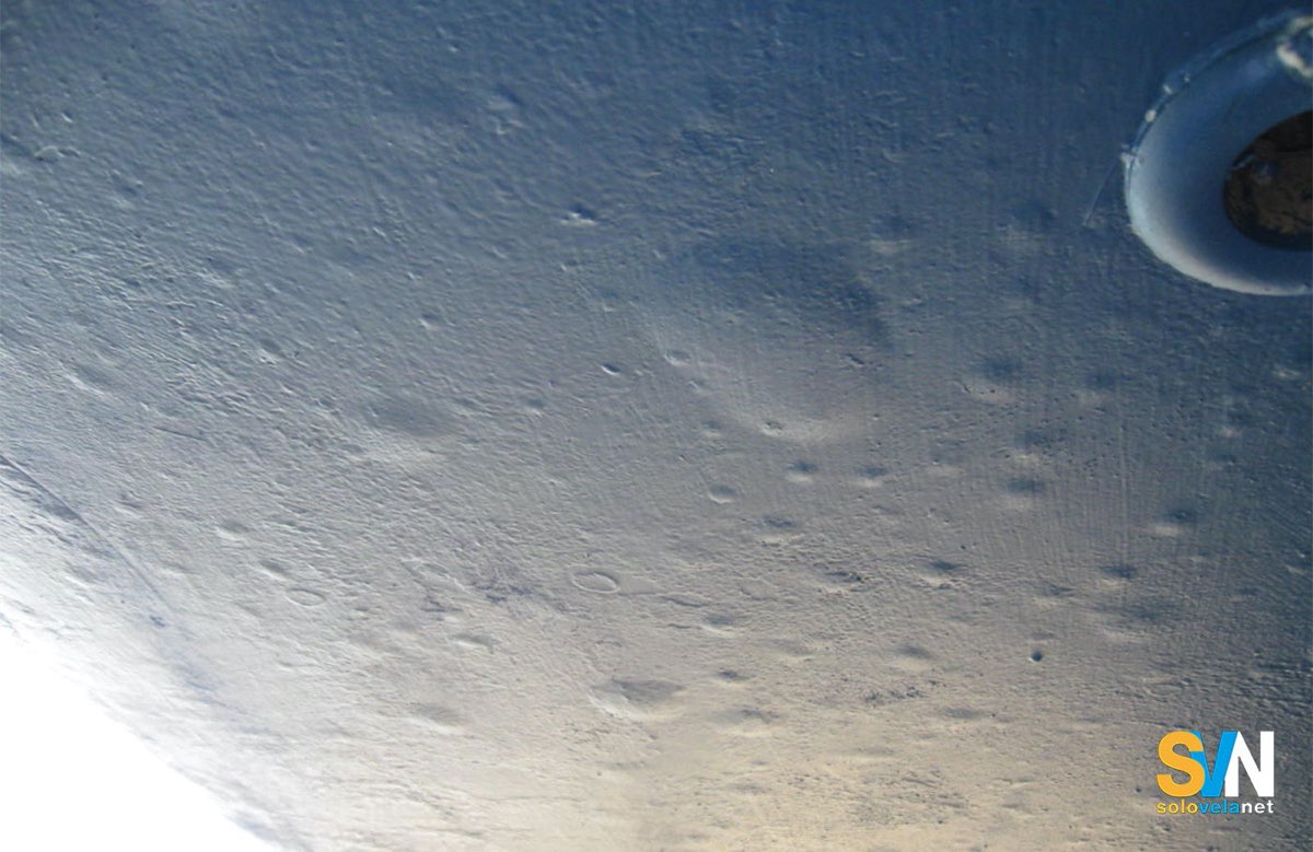 Lo scafo di una barca affetta da osmosi