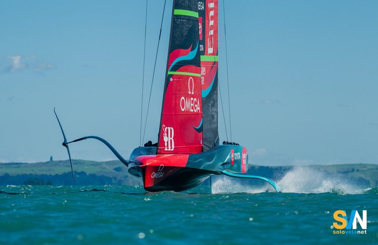 ETNZ in azione durante una regata di Coppa America