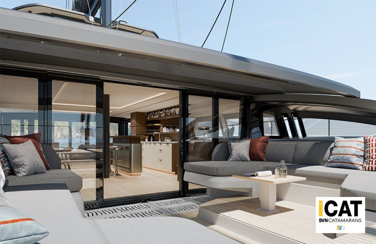 Bali 7: la grande porta che si apre sul pozzetto di prua mettendo in comunicazione diretta questo spazio con il salone centrale