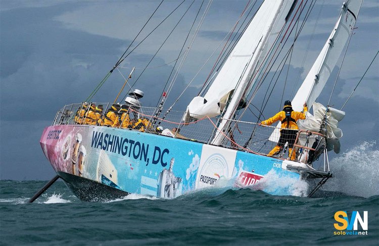 Clipper Round the World Yacht Race – Un Clipper 70 impegnato in andatura sostenuta durante una tappa oceanica, equipaggio in coperta con condizioni di mare formato