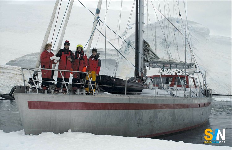 L’equipaggio osserva da pochi metri un iceberg: in Antartide la distanza tra uomo e natura si annulla completamente