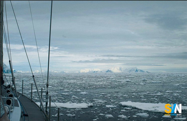 Il mare si riempie di growler e piccoli frammenti di ghiaccio: qui si procede con prudenza, spesso a motore