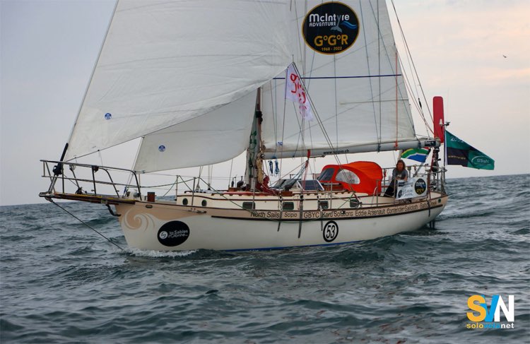 Una barca della Golden Globe Race durante la regata: imbarcazioni di serie progettate prima del 1988 e strumenti di navigazione ridotti al minimo