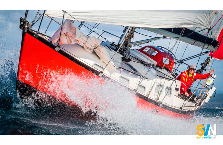 Guido Cantini al timone di Hannah of Cowes, il Vancouver 34 Classic con cui parteciperà alla Golden Globe Race, durante una navigazione di allenamento