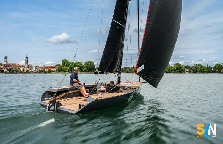 Il Lago 26 Speedster con gennaker issato durante una prova in acqua: pozzetto ampio, timone a barra e assetto studiato per una conduzione diretta e reattiva