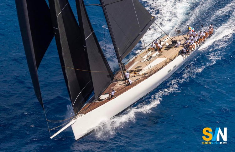 Il wallycento “V” in azione durante le regate della North Sound Maxi Regatta 2026, dove ha conquistato il primo posto nella classe Maxi