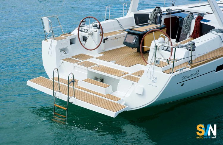 Oceanis 45 – la barca dispone di un apiattaforma da bagno innovativa che una volta aperta è molto grande, ma forse è ha un meccanismo un po' troppo complesso