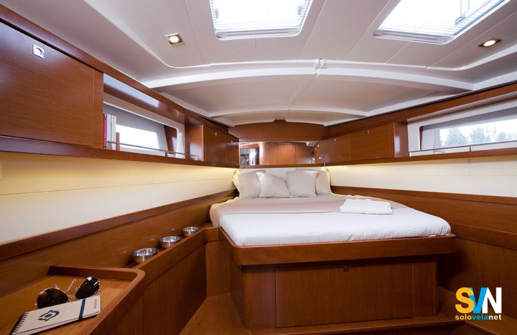 Cabina armatoriale di prua dell’Oceanis 45, caratterizzata da volumi generosi e buona illuminazione naturale