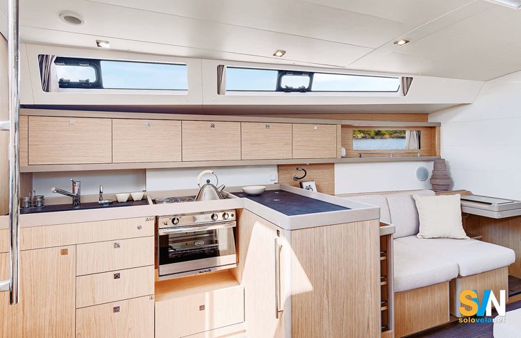 La cucina dell’Oceanis 45 è ampia e funzionale, pensata per la crociera con equipaggio numeroso. Quella nella fotografia è una versione con legno chiaro uscita nel 2015