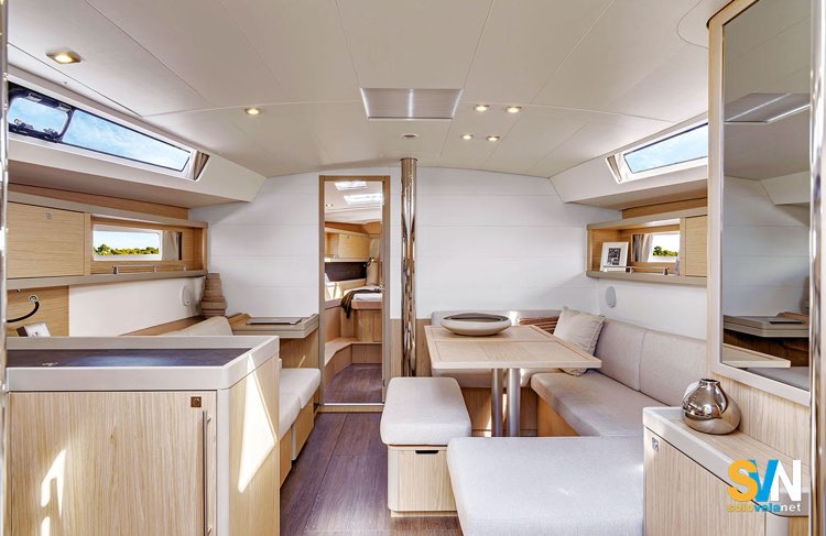 La dinette dell’Oceanis 45 offre molto spazio grazie al baglio massimo mantenuto fino a poppa. Versione 2015 con legno chiaro