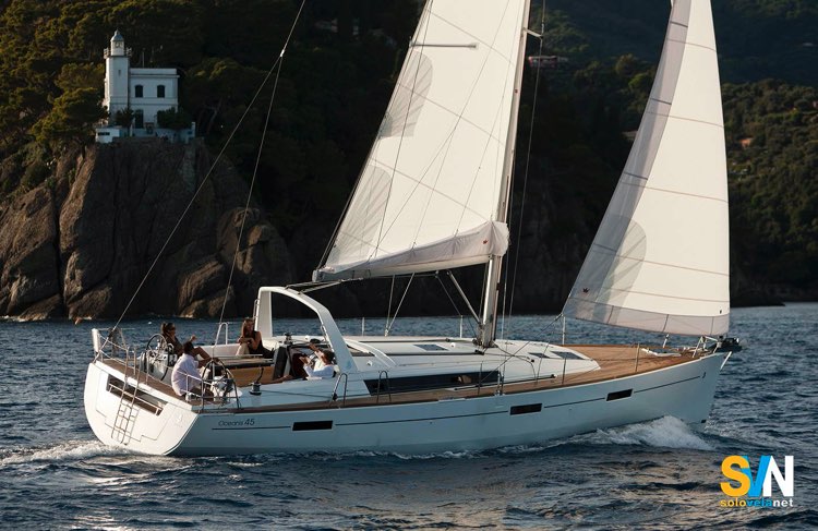 L’Oceanis 45 in crociera: una barca pensata per comfort, facilità di conduzione e spazi generosi