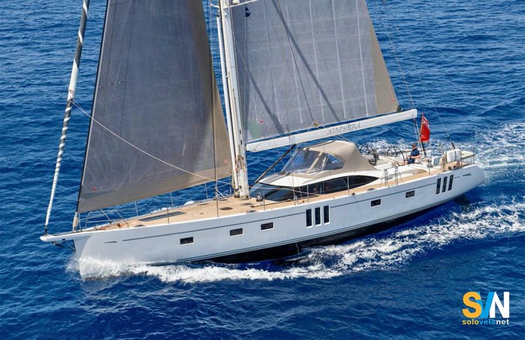 Un Oyster 676 in navigazione