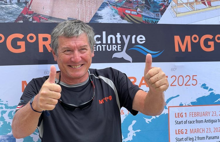 Renaud Stitelmann accolto all’arrivo ad Antigua dopo la vittoria nella Mini Globe Race. La regata è riservata alle piccole barche della classe Globe 5.80, spesso autocostruite dagli stessi skipper