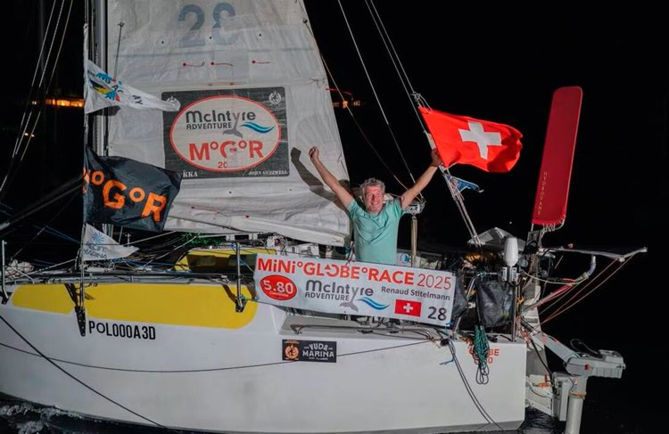 Renaud Stitelmann festeggia l’arrivo ad Antigua dopo aver tagliato per primo il traguardo della Mini Globe Race. Il velista svizzero ha completato il giro del mondo in solitario in 180 giorni di navigazione effettiva