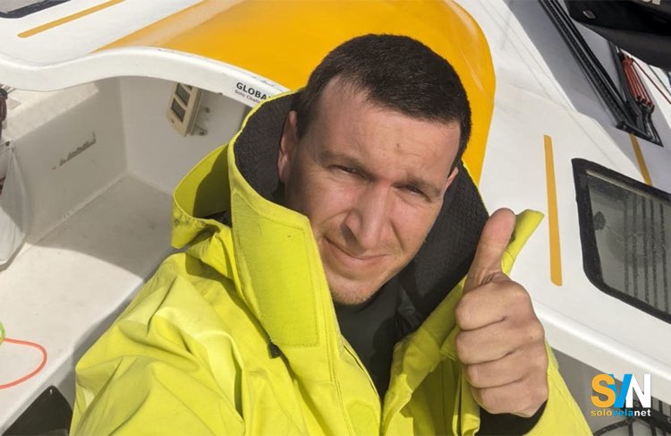 Riccardo Tosetto a bordo della sua barca durante la Global Solo Challenge, il velista italiano ha completato la regata al 4° posto navigando per 153 giorni
