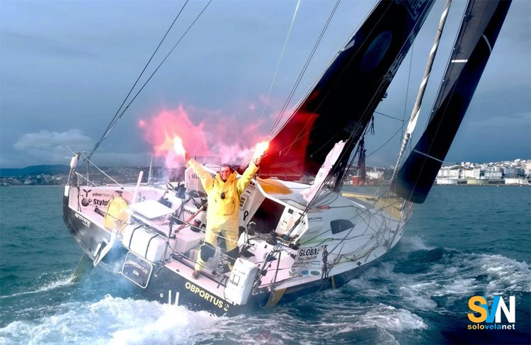 Riccardo Tosetto all’arrivo della Global Solo Challenge dopo il giro del mondo in solitario senza scalo a bordo del Class40 Obportus