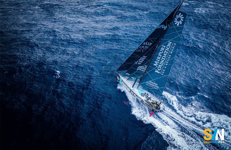 The Ocean Race – IMOCA con foil – Barca con equipaggio in navigazione ad alta velocità, assetto estremo tipico delle tappe oceaniche