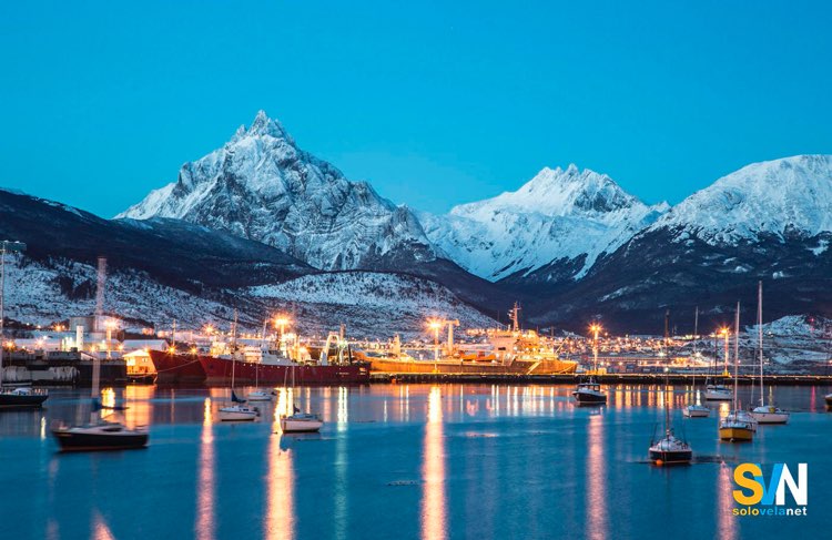 Ushuaia al tramonto, ultimo avamposto prima della partenza verso Capo Horn e l’Antartide