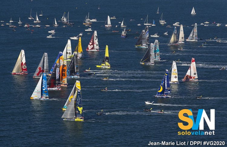 Vendée Globe – partenza – La flotta degli IMOCA 60 al largo di Les Sables-d’Olonne nei momenti iniziali della regata in solitario senza scalo
